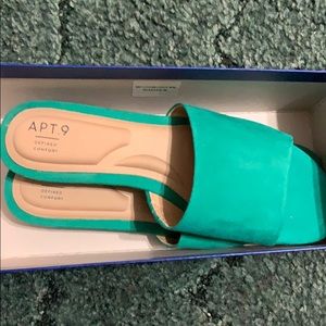 Style bellus color green memory foam size 10 woman
